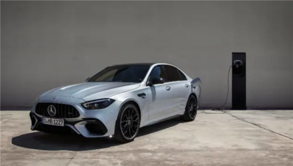 地表最強2.0T現(xiàn)身街頭 3.4秒破百 全新奔馳C63即將發(fā)布