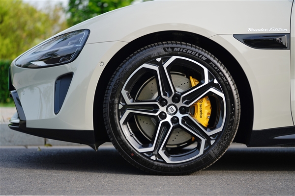 這顏值一眼種草！小米SU7雅灰圖賞