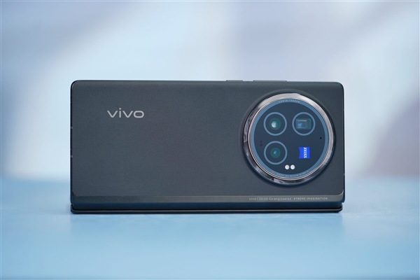 比iPhone 15 Pro Max還輕?。ivo X Fold 3 Pro圖賞