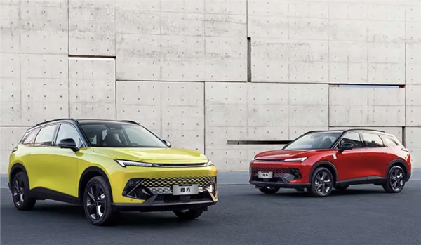 起售價(jià)格不到10萬(wàn) 搭載鴻蒙智能座艙 北汽新魔方SUV下線 