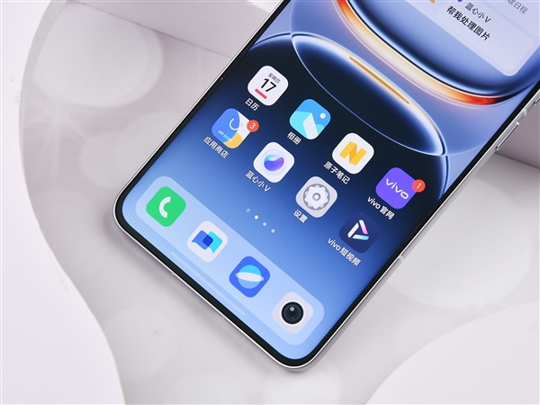 首發(fā)京東方2K Q10珠峰屏 iQOO 13正面照解禁