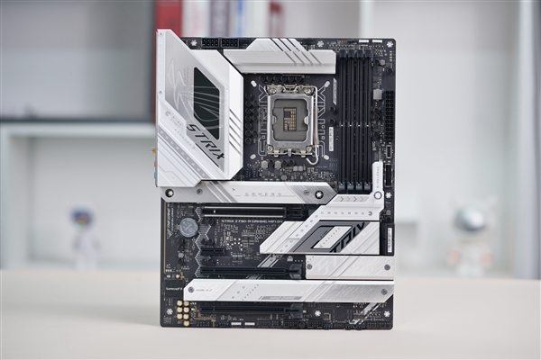 身披銀白戰(zhàn)甲！華碩ROG STRIX Z790-A GAMING WIFI D4吹雪主板圖賞