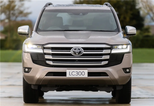 硬派越野“大哥大”回來(lái)了 全新豐田蘭德酷路澤VX正式亮相