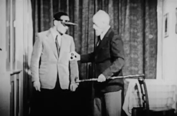 大學教授讓助理戴上倒立眼鏡：10天后分怪異的事情發(fā)生了