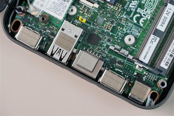 僅巴掌大小的桌面神器！小米迷你主機圖賞