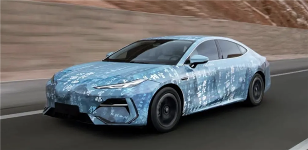 超長三聯(lián)屏+半輻方向盤 吉利銀河E8內(nèi)飾曝光 豪華程度遠超比亞迪漢