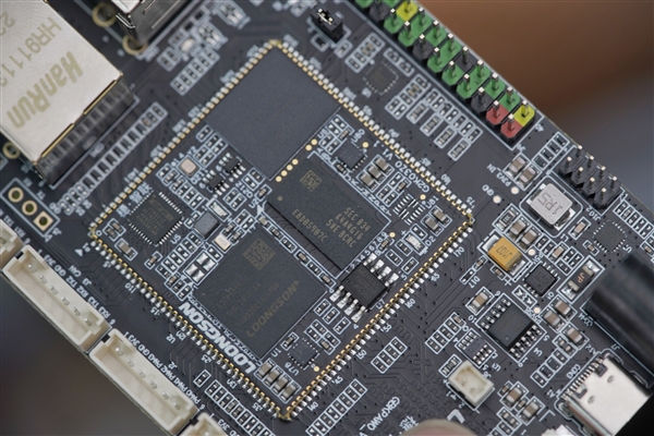 僅巴掌大?。↓埿?K0300蜂鳥開發(fā)板圖賞