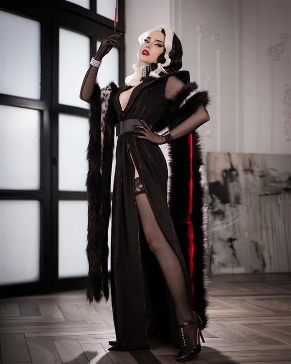 俄羅斯美女Cos《巫師3》特莉絲：性感美艷 服裝還原