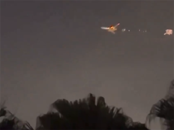 波音飛機(jī)又出事！美國一架波音747起飛后突發(fā)著火