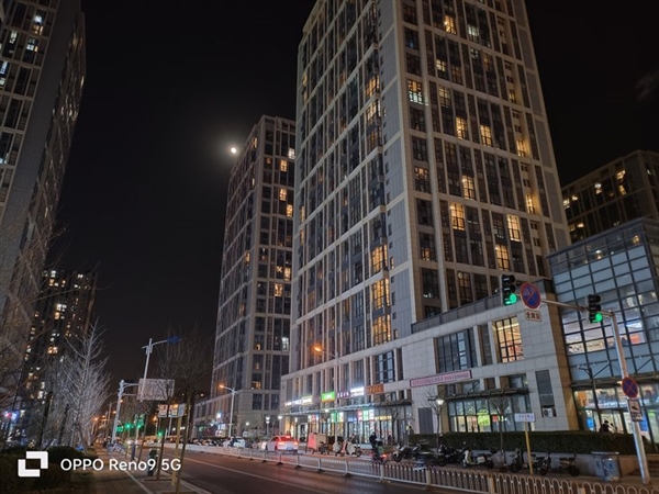 超級(jí)流暢的驍龍7系手機(jī)！OPPO Reno9兔年定制紅上手：《王者榮耀》幀率近乎一條直線