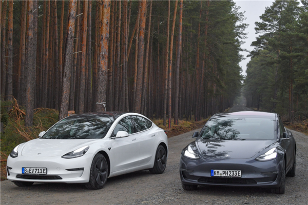 馬斯克火出大氣層、特斯拉跌到懸崖邊！