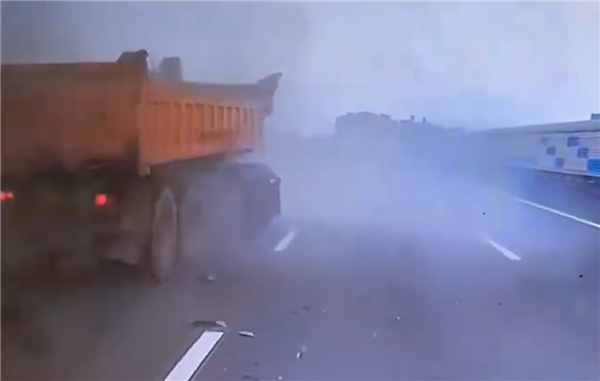 為何高速路上不要和大貨車長時間并行 記錄儀實(shí)拍：危險重重