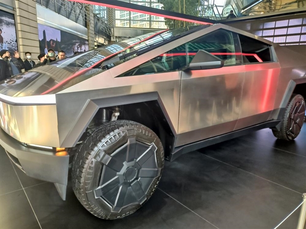 特斯拉Cybertruck“猛獸來(lái)襲” 排隊(duì)20分鐘只為一睹真容、暫無(wú)明確入華時(shí)間