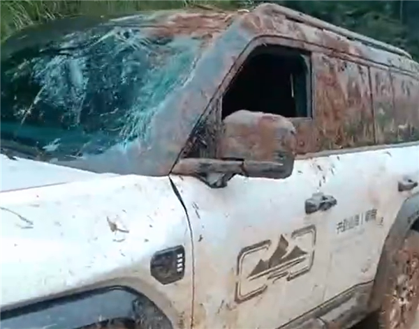 方程豹豹5玩越野不慎翻下高坡：結(jié)構(gòu)完整、開上就能走