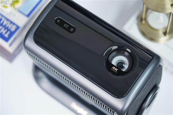 行業(yè)首創(chuàng)隔空指向遙控！當(dāng)貝F7 Pro投影儀圖賞