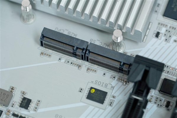 高顏值小白板！技嘉冰雕B650E AORUS ELITE X AX ICE主板圖賞