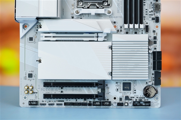 高顏值小白板！技嘉冰雕B650E AORUS ELITE X AX ICE主板圖賞