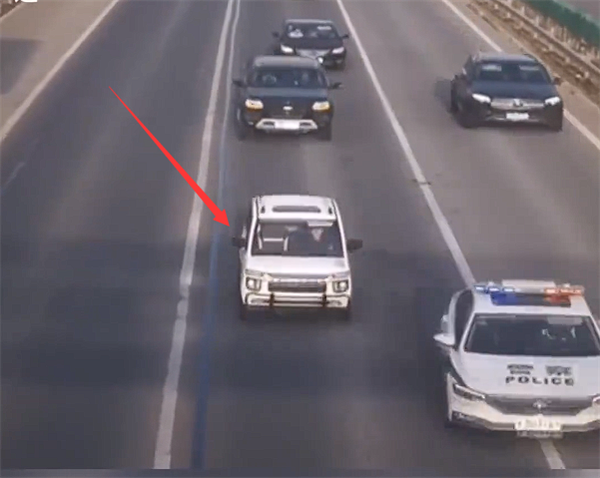 女子開(kāi)老頭樂(lè)上高速不到50邁一路壓車(chē)：知道不能上、但比較快