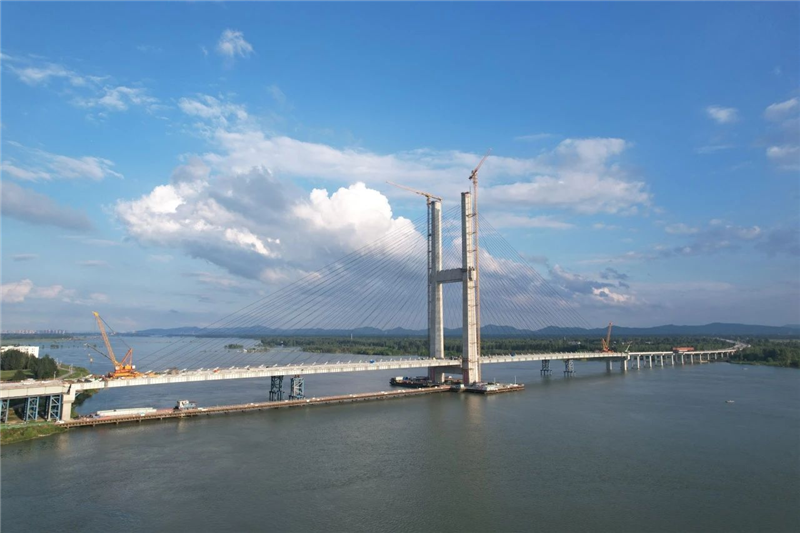 我國最大跨徑無輔助墩組合梁獨塔斜拉橋合龍：全長4454米、主塔高201米