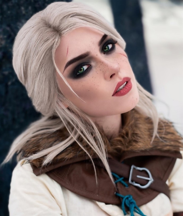 俄羅斯美女Cos《巫師3》特莉絲：性感美艷 服裝還原