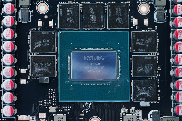 雪白機身吸睛！技嘉RTX 4080 SUPER AERO雪鷹OC顯卡圖賞