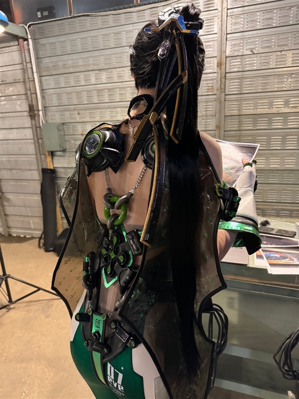 《星刃》女主伊芙新Cos美圖賞：顏值高 身材超棒！