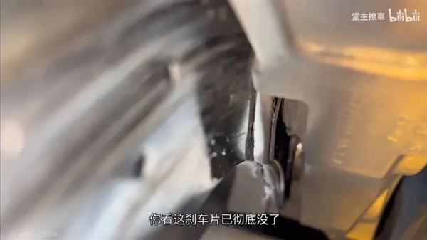 小米SU7賽道上墻火了！你還真不能怪剎車片