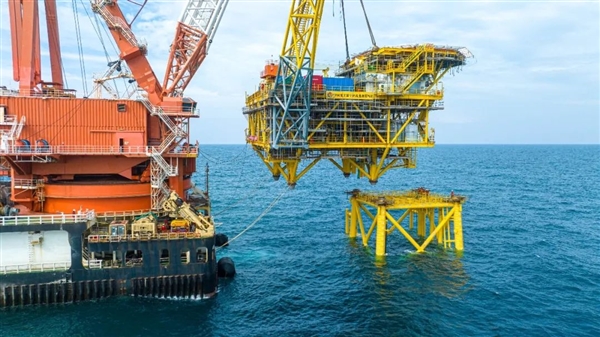 我國海上首個(gè)超高溫超高壓氣田生產(chǎn)平臺(tái)就位：可年產(chǎn)6億立方米
