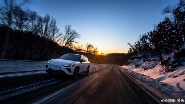 同價(jià)位獨(dú)一家！哪吒CEO張勇：哪吒L將配齊“冰箱彩電沙發(fā)”