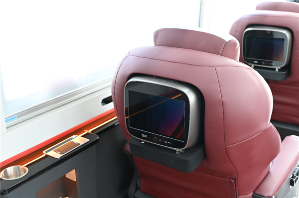 突破空間限制觀影不暈車：全球首款華為光場(chǎng)屏客車誕生
