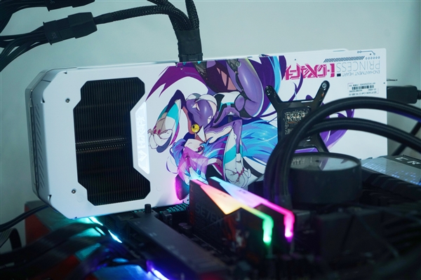 純白陶瓷設(shè)計耳目一新！銘瑄RTX 4080璦珈圖賞