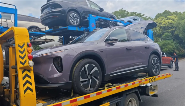 特斯拉Model Y的勁敵來了 溜背造型+電動(dòng)尾翼 全新蔚來EC6實(shí)車曝光 