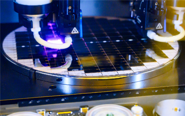 繼續(xù)推進摩爾定律！英特爾實現(xiàn)3D先進封裝大規(guī)模量產(chǎn)