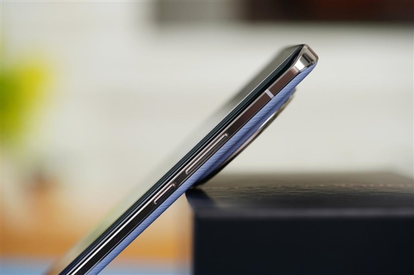 壓花素皮絕美！榮耀Magic 6 Pro流云紫圖賞