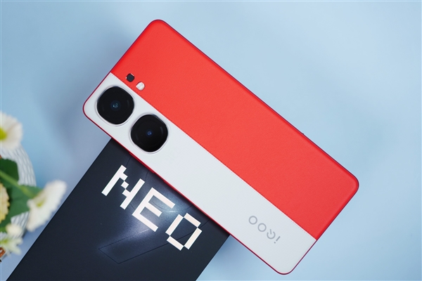 紅白撞色太吸睛！iQOO Neo9紅白魂圖賞