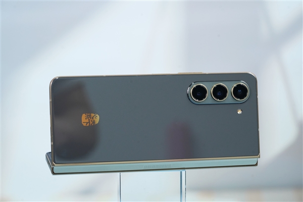 15999元輕薄大折疊旗艦！三星W24圖賞