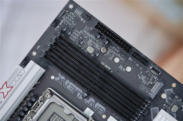 1099元就有5個(gè)M.2接口！七彩虹戰(zhàn)斧Z890M-PLUS V20主板圖賞