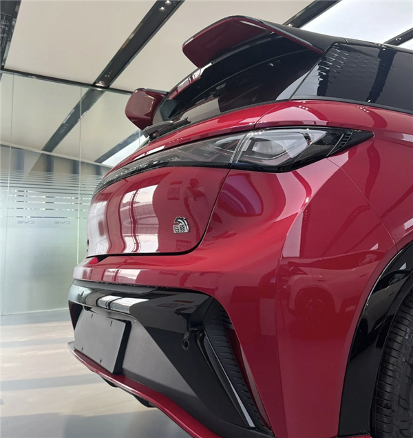 打得飛度找不到北！比亞迪海豚紀(jì)念版實(shí)車(chē)曝光：紅黑配、大尾翼帥爆