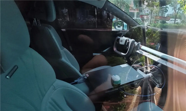 超長三聯(lián)屏+半輻方向盤 吉利銀河E8內(nèi)飾曝光 豪華程度遠超比亞迪漢