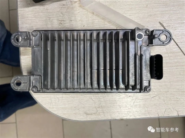 矛盾的馬斯克！特斯拉4D雷達首拆：千元成本、探測距離300米