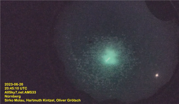 非常明亮的火球在德國上空爆炸：閃耀夜空 隨后解體