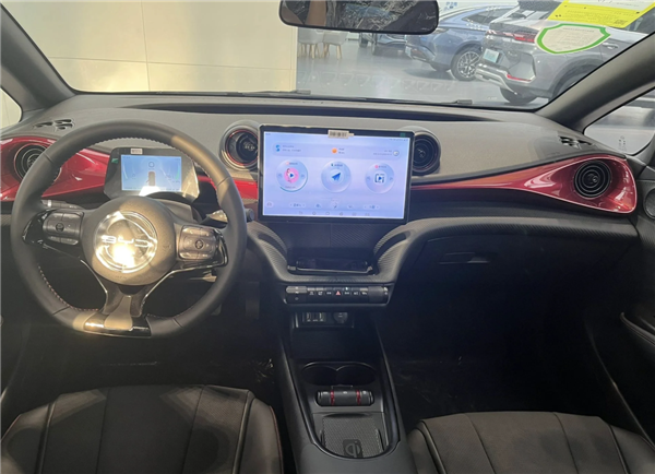 打得飛度找不到北！比亞迪海豚紀(jì)念版實(shí)車(chē)曝光：紅黑配、大尾翼帥爆