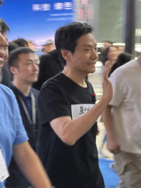 沒(méi)想到 廣州車(chē)展上 大家還是追著雷軍跑