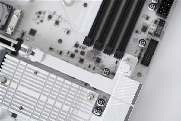 白色海景房絕配！微星MPG Z890 EDGE TI WIFI主板圖賞