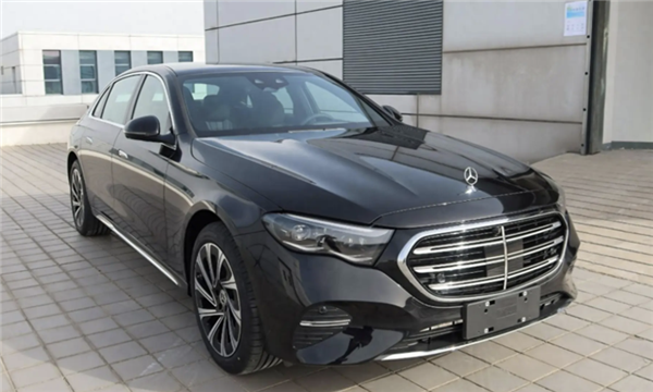 全新北京奔馳E級(jí)長(zhǎng)軸版實(shí)車(chē)曝光：11月有望上市 現(xiàn)款44.01萬(wàn)起