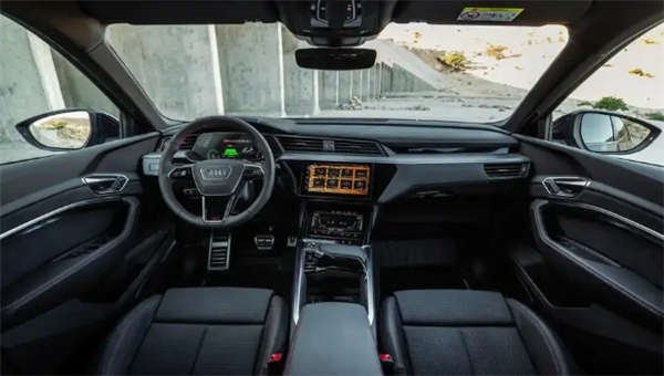 奧迪首款電動硬派越野車！Q8 e-tron達喀爾版曝光：售94萬元