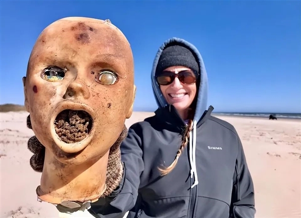 30個(gè)陰森娃娃、8個(gè)穿鞋斷腳：美國(guó)海灘為啥這么多詭異東西