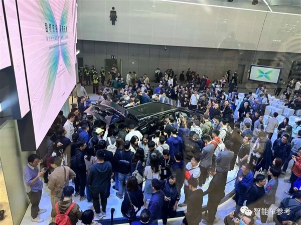 38.8萬(wàn)！全球首款后輪轉(zhuǎn)向MPV開(kāi)售：空懸冰箱彩電也標(biāo)配了