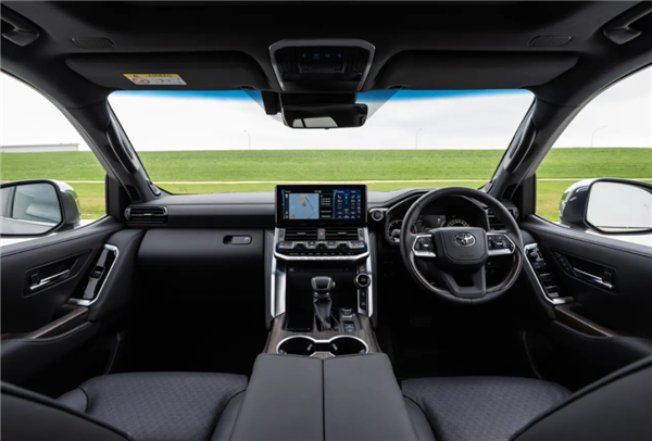 硬派越野“大哥大”回來(lái)了 全新豐田蘭德酷路澤VX正式亮相