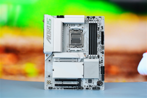 高顏值小白板！技嘉冰雕B650E AORUS ELITE X AX ICE主板圖賞